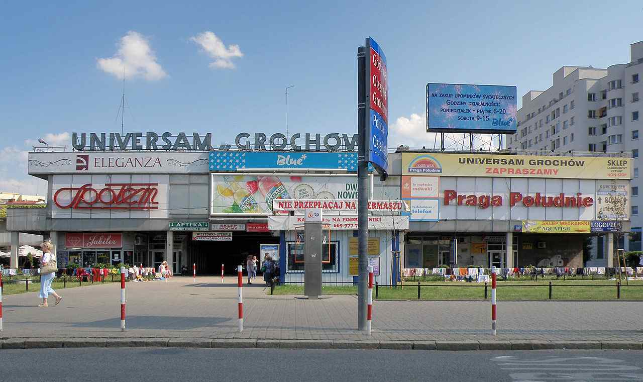 Zdjęcie przedstawia dawne centrum handlowe na Pradze Południe - Uniwersam Grochów.