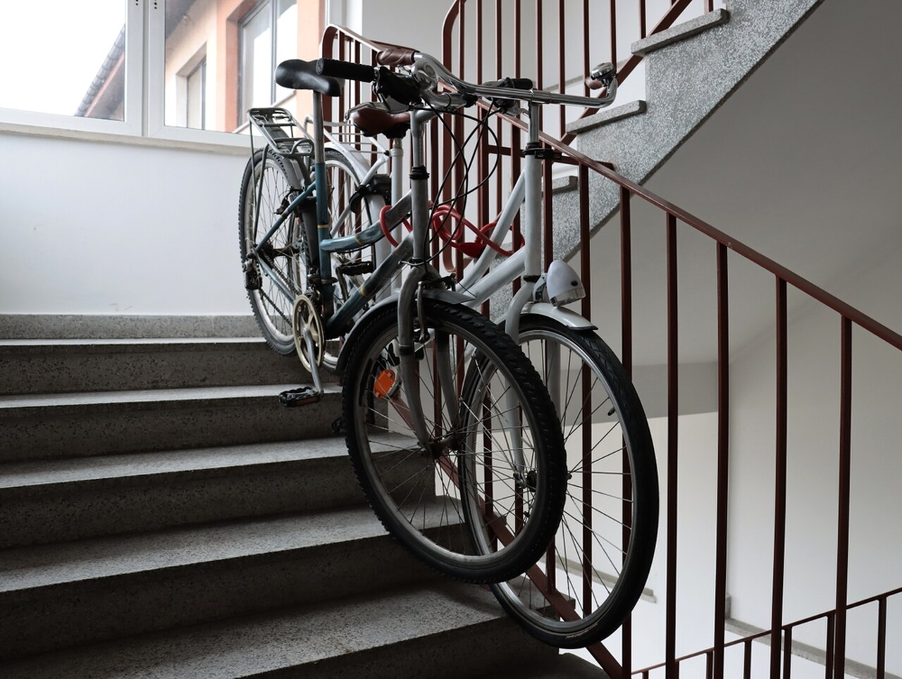 rower na klatce schodowej 