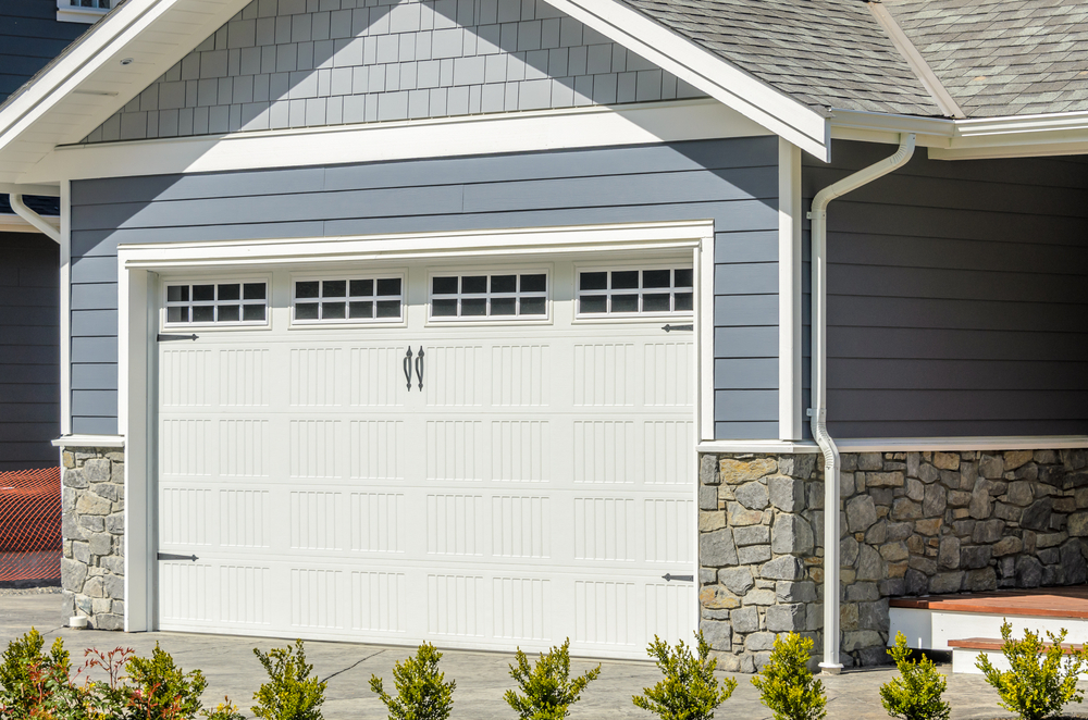 Otwór na drzwi w bramie garażowej warto zlecić specjaliście.