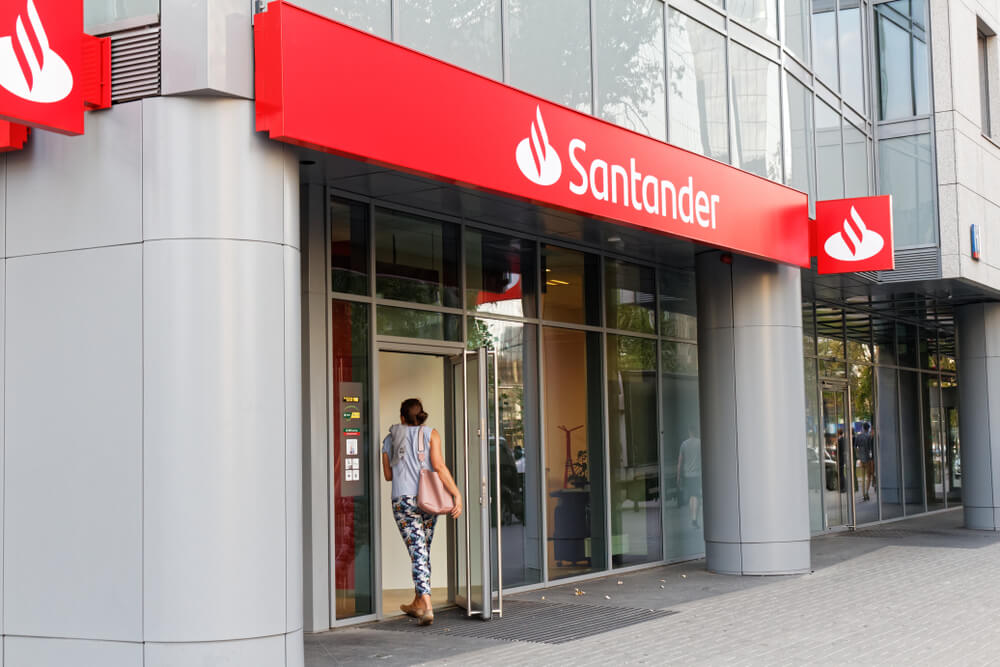 Wakacje kredytowe w Santander możliwe pod kilkoma warunkami.