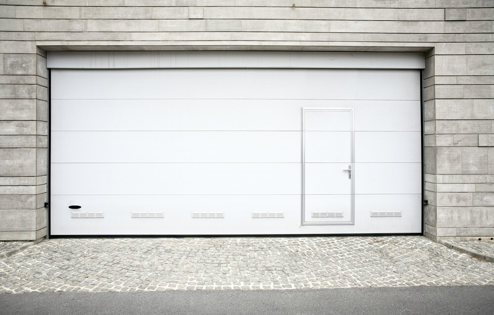 Bramy segmentowe do garażu mogą być wygodne, ale wymagają większego wysiłku przy montażu.