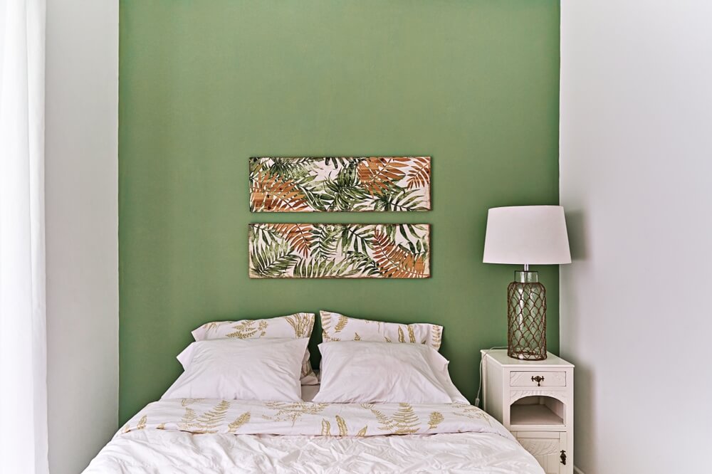 Sypialnia w kolorach ziemi to również przestrzeń do zastosowania koloru oliwki.