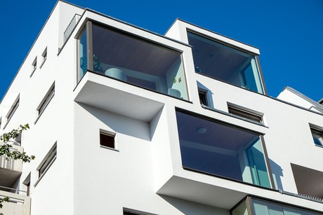 Balkon zewnętrzny w formie zamkniętej loggi